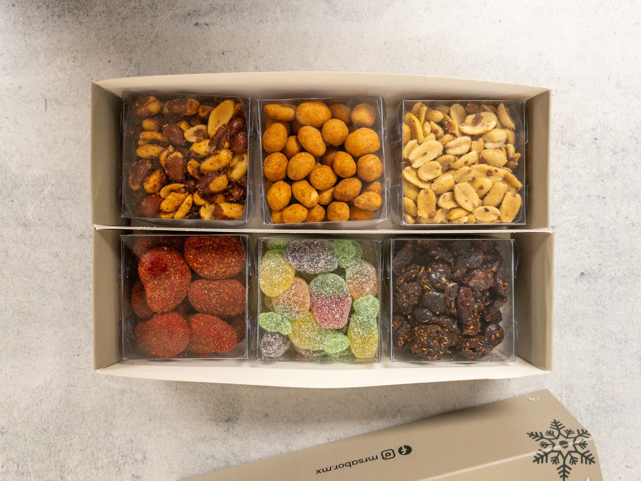 Caja Regalo Chica Mix de Frutos Secos y Gomitas